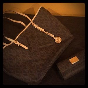 Michael Kors Bucket bag, large size wallet.